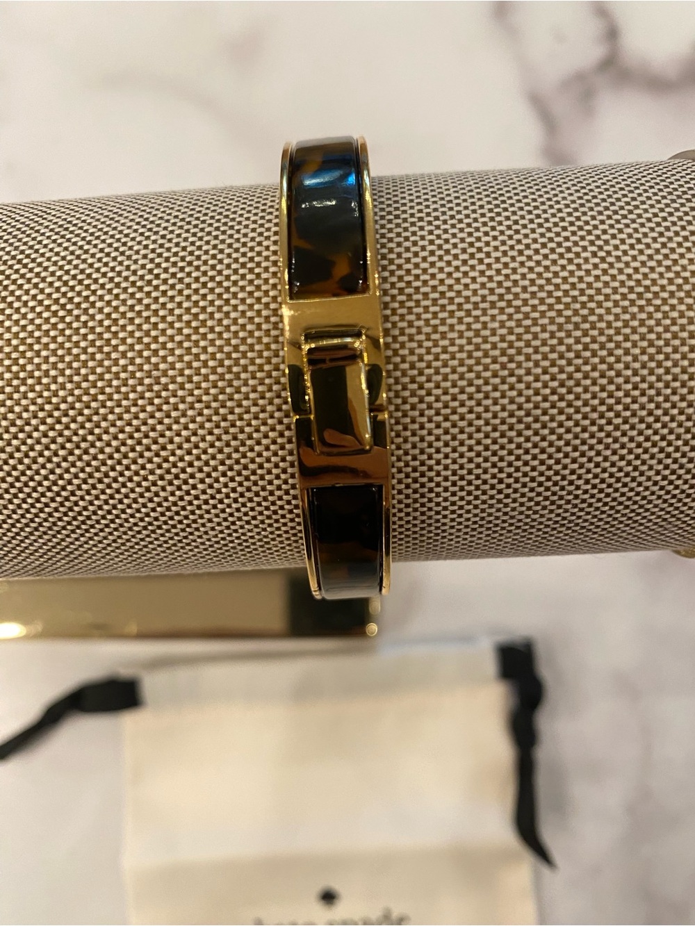 KATE SPADE Tortoise Inlaid Hole Punch Spade Hinged Bracelet - Picture 4 of 5